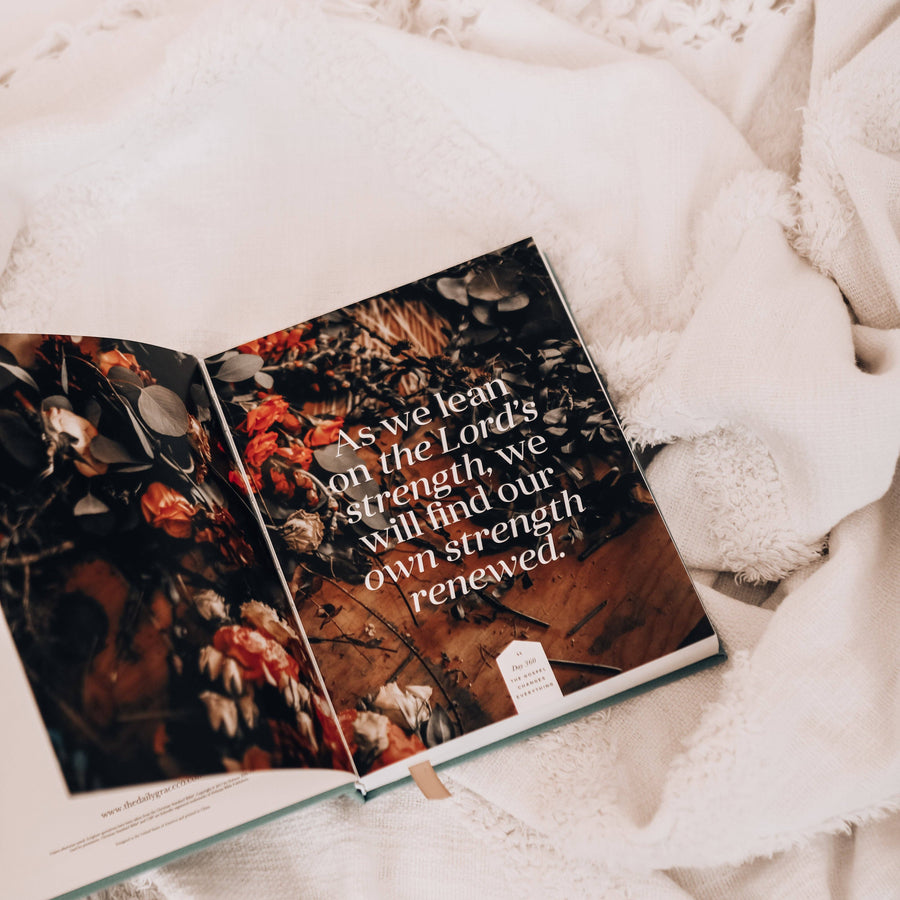 The Daily Grace Co - The Gospel Changes Everything | 365-Day Devotional