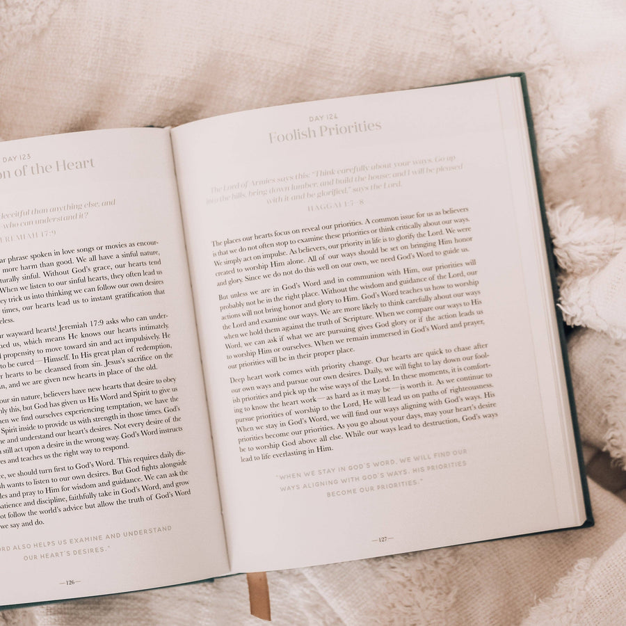 The Daily Grace Co - The Gospel Changes Everything | 365-Day Devotional